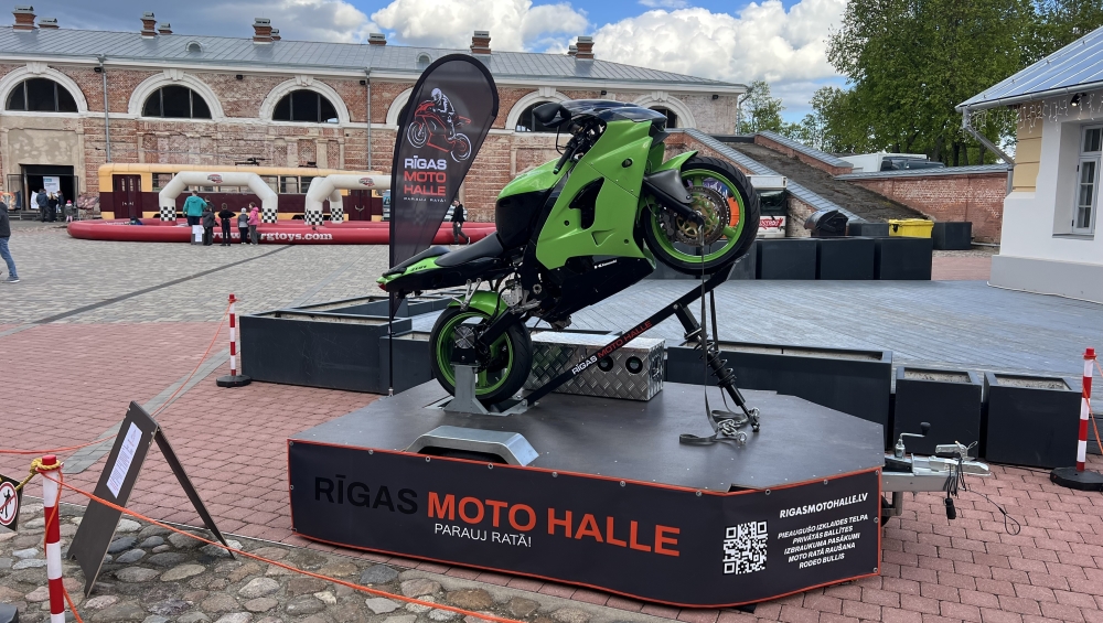 Izbraukuma_stends_Rigas_Moto_halle_-_small.jpg